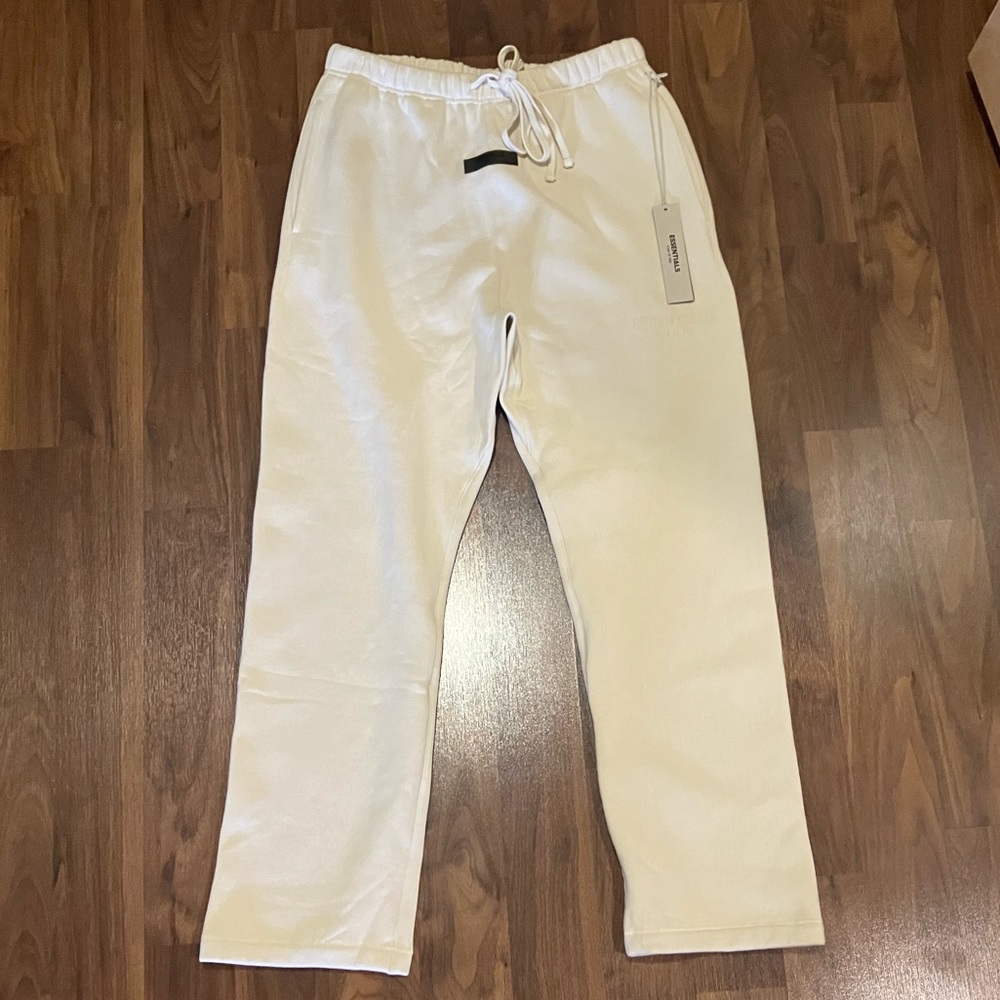 Mens Fear of God Essentials Relaxed Sweatpant Egg Shell
M